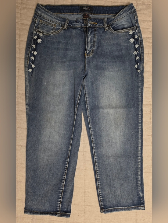Earl Jeans Denim - Earl Jeans Cropped Jeans with White Floral Embroidery Size 14